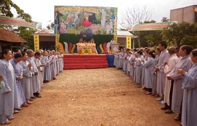 Phật giáo Huyện Krông Bông cử hành lễ Tắm Phật khai mạc tuần lễ Phật Đản PL 2558.